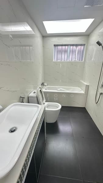 Servis Apartment untuk Disewa di Koi Kinrara - Suefong Lim - Bathroom - PropertyGuru.com.my