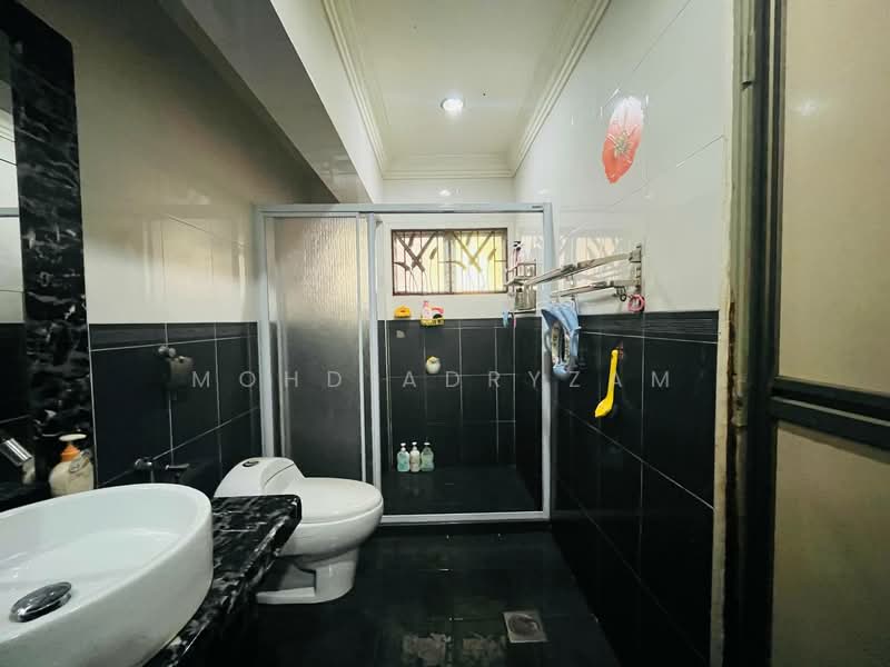 Semi-Detached House for Sale in Seksyen 3 (Shah Alam) - Mohd Adryzam - Bathroom - PropertyGuru.com.my