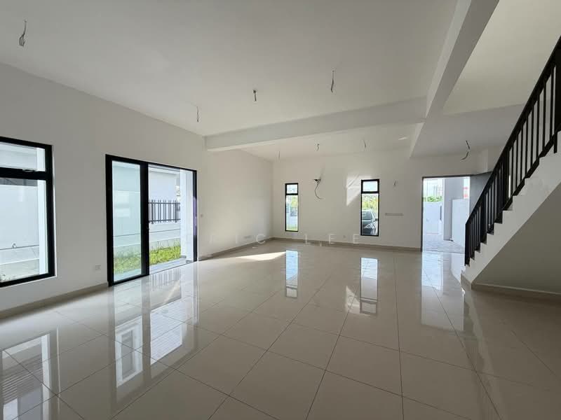Rumah Kluster untuk Dijual di Taman Mount Austin (Tebrau) - Eric Lee - Living Room - PropertyGuru.com.my