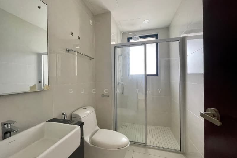 Kondominium untuk Dijual di Lovell @ Country Garden Danga Bay - Gucca Tay - Bathroom - PropertyGuru.com.my