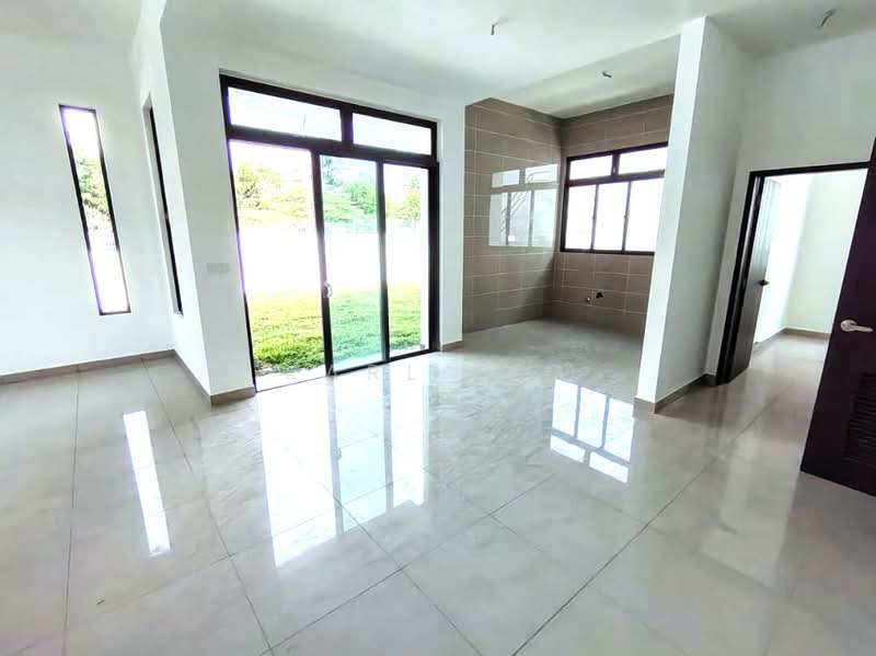 Rumah Teres 2 Tingkat untuk Dijual di Taman Pelangi Indah (Ulu Tiram) - Karl Lim - Living Room - PropertyGuru.com.my