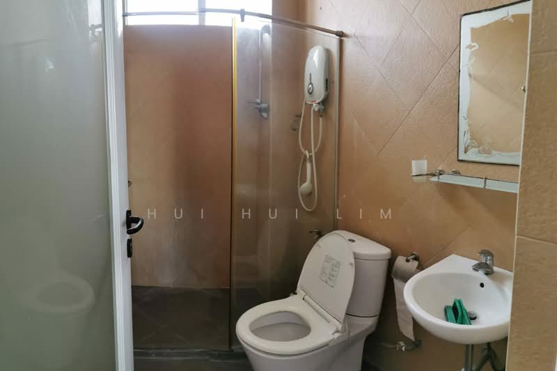 Apartment for Sale at Lake View Suites - Hui Hui Lim - Bathroom - PropertyGuru.com.my