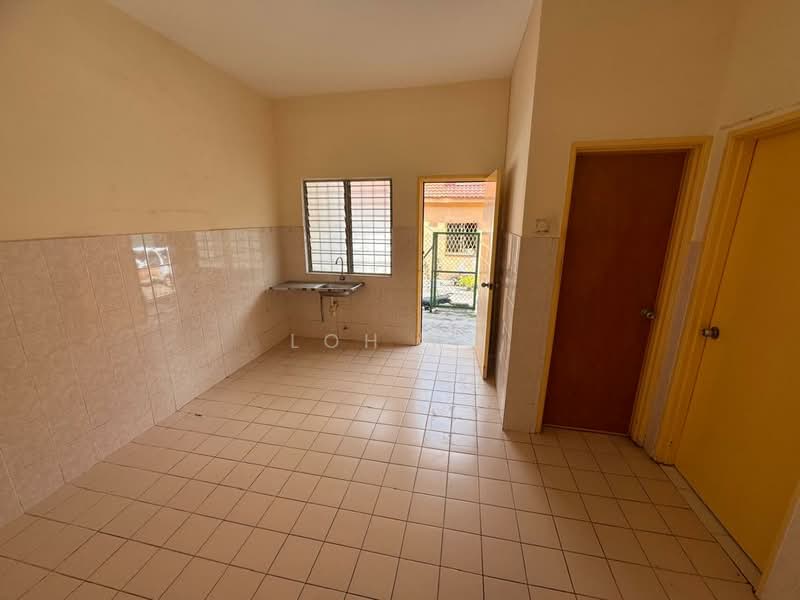 2-storey Terraced House for Sale in Sungai Buloh (Selangor) - Loh KC - Kitchen - PropertyGuru.com.my