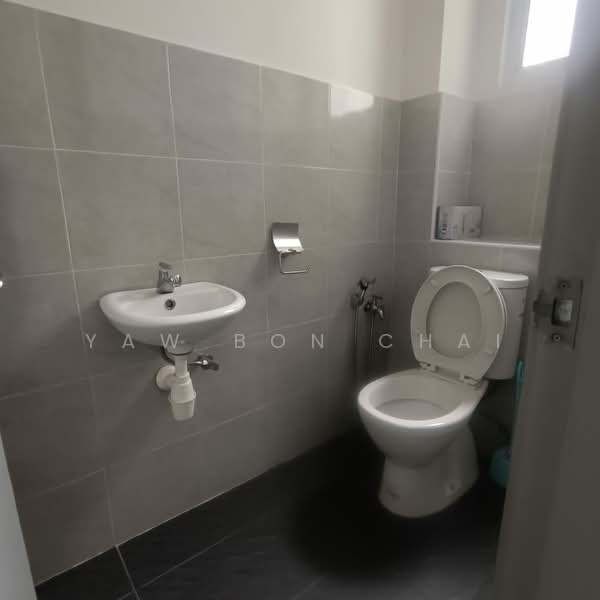 Kedai untuk Disewa di Kampung Baru Salak Selatan (Salak South) - Yaw Bon Chai - Bathroom - PropertyGuru.com.my