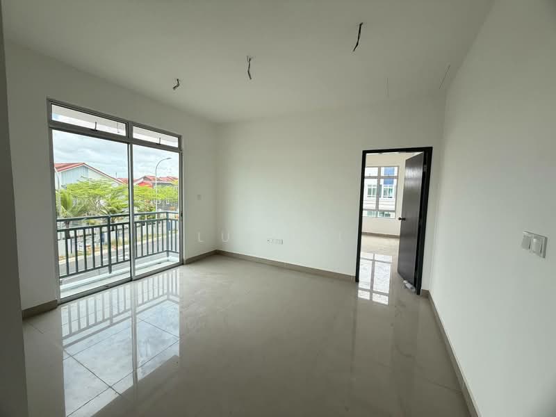 Rumah Teres 2 Tingkat untuk Dijual di Taman Dato Onn (Johor Bahru) - Lui Lui - Master Bedroom - PropertyGuru.com.my