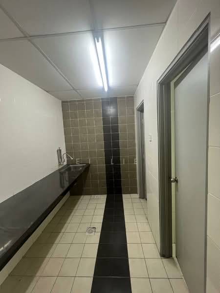 Shop for Rent in Seri Kembangan (Selangor) - Wei Liew - Corridor - PropertyGuru.com.my
