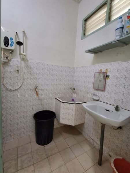 1-storey Terraced House for Sale in Taman Ungku Tun Aminah (Skudai) - Benjamin Ong - Bathroom - PropertyGuru.com.my