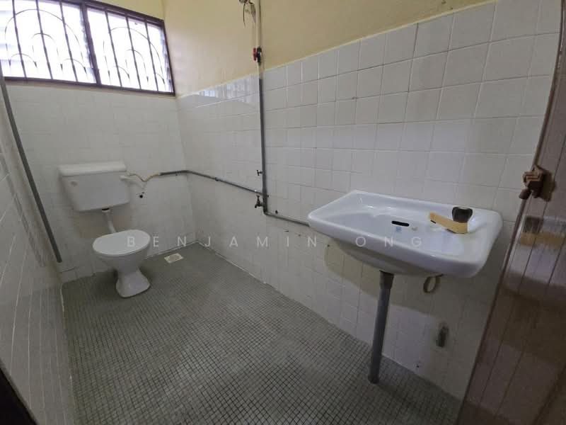 Rumah Teres 2 Tingkat untuk Dijual di Taman Johor Jaya (Johor Bahru) - Benjamin Ong - Bathroom - PropertyGuru.com.my