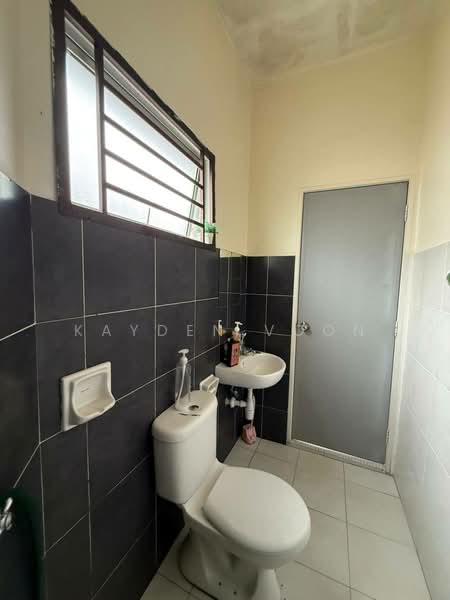 Rumah Teres 2 Tingkat untuk Dijual di Setia Tropika (Johor Bahru) - Kayden Voon - Bathroom - PropertyGuru.com.my