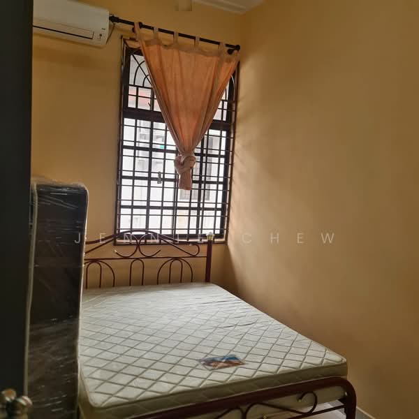 1.5-storey Terraced House for Sale in Taman Molek (Johor Bahru) - Jennie Chew - Bedroom - PropertyGuru.com.my