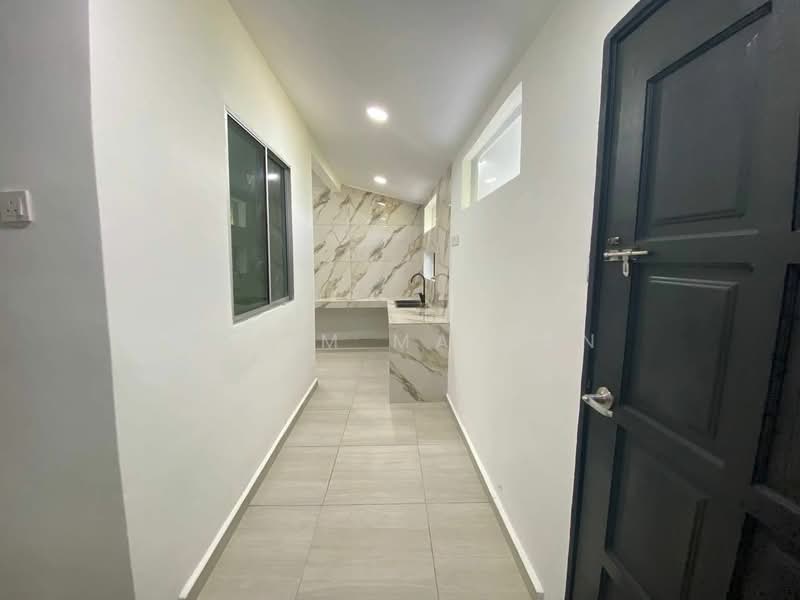 1-storey Terraced House for Sale in Taman Meru Indah (Kapar) - Halim Mazlan - Corridor - PropertyGuru.com.my