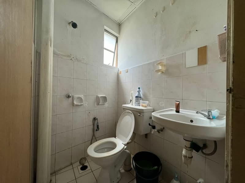 Rumah Flat untuk Dijual di Taman Rawang Mutiara - Tris Jong - Bathroom - PropertyGuru.com.my