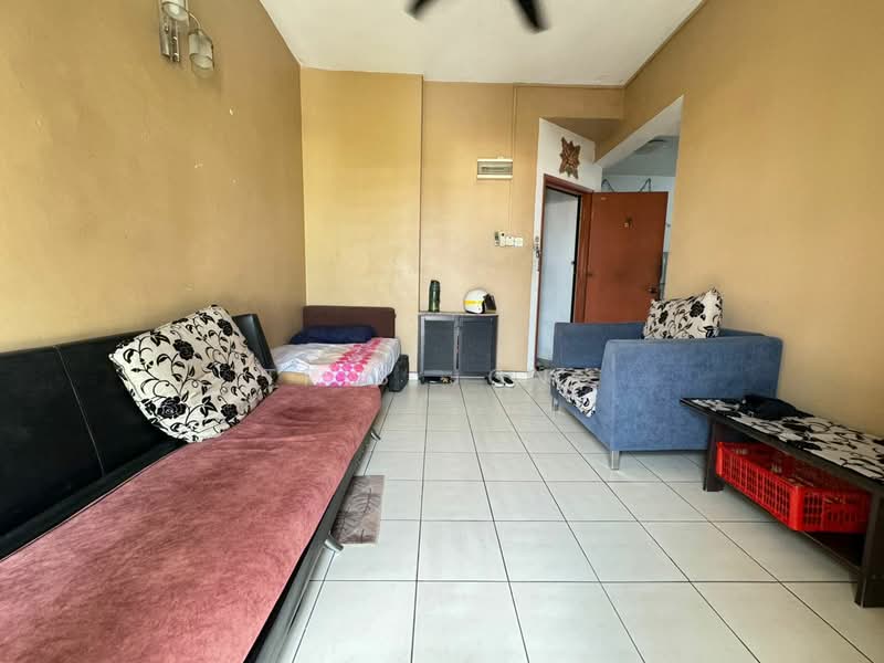 Rumah Flat untuk Dijual di Taman Rawang Mutiara - Tris Jong - Living Room - PropertyGuru.com.my