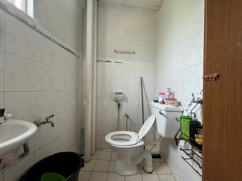 Rumah Flat untuk Dijual di Taman Rawang Mutiara - Tris Jong - Bathroom - PropertyGuru.com.my