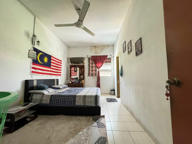 Rumah Flat untuk Dijual di Taman Rawang Mutiara - Tris Jong - Bedroom - PropertyGuru.com.my