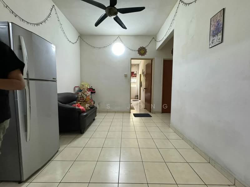 Rumah Flat untuk Dijual di Taman Rawang Mutiara - Tris Jong - Living Room - PropertyGuru.com.my