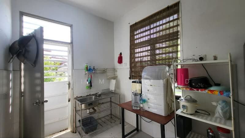 Semi-Detached House for Sale in Taman Seri Changgang (Tanjong Duabelas) - Ismi Muhammad - Kitchen - PropertyGuru.com.my