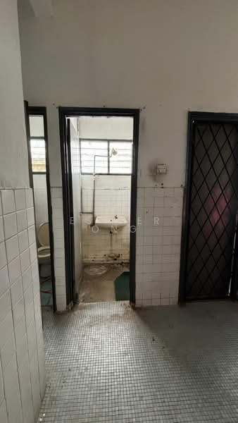 Rumah Teres 1 Tingkat untuk Dijual di Taman Sri Muda (Shah Alam) - Esther Ong - Bathroom - PropertyGuru.com.my