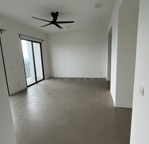 Servis Apartment untuk Dijual di Suite Enesta - Ron Yap - Living Room - PropertyGuru.com.my