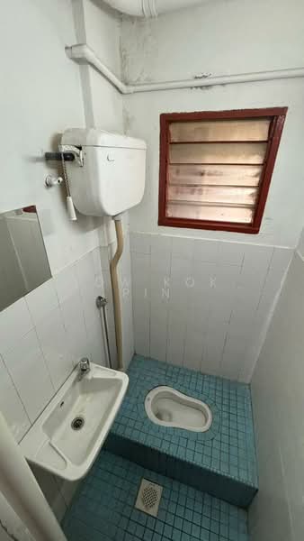 Rumah Flat untuk Disewa di Puchong Utama Court 1 - Low Kok Pin - Bathroom - PropertyGuru.com.my