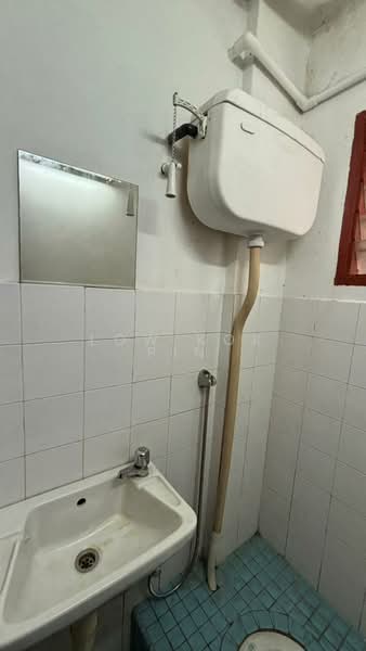 Rumah Flat untuk Disewa di Puchong Utama Court 1 - Low Kok Pin - Bathroom - PropertyGuru.com.my