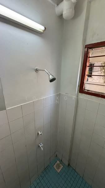Rumah Flat untuk Disewa di Puchong Utama Court 1 - Low Kok Pin - Bathroom - PropertyGuru.com.my