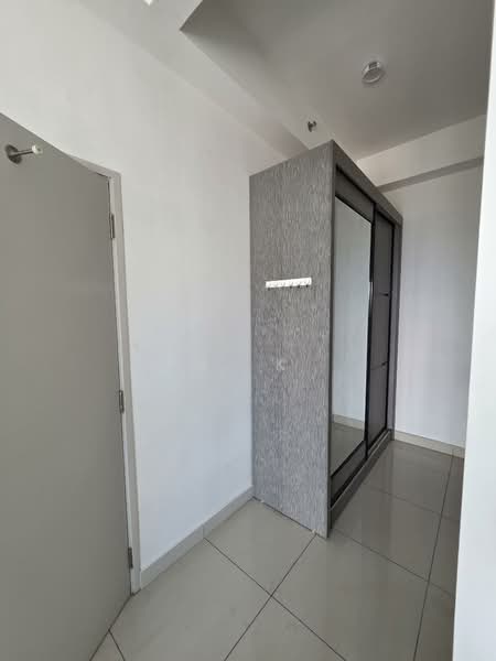 Servis Apartment untuk Disewa di Setia City Residences - J. K - Wardrobe Area - PropertyGuru.com.my