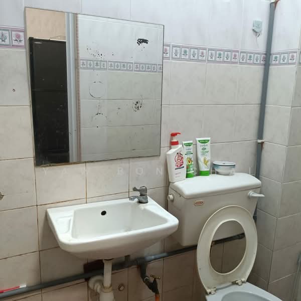 2-storey Terraced House for Sale in Taman Bukit Serdang (Seri Kembangan) - Yaw Bon Chai - Bathroom - PropertyGuru.com.my