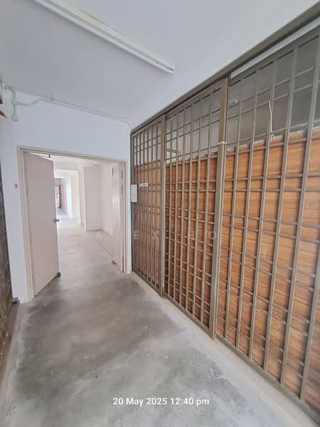 Kondominium untuk Dijual di Azuria Condominium - Alex Ho - Entrance - PropertyGuru.com.my