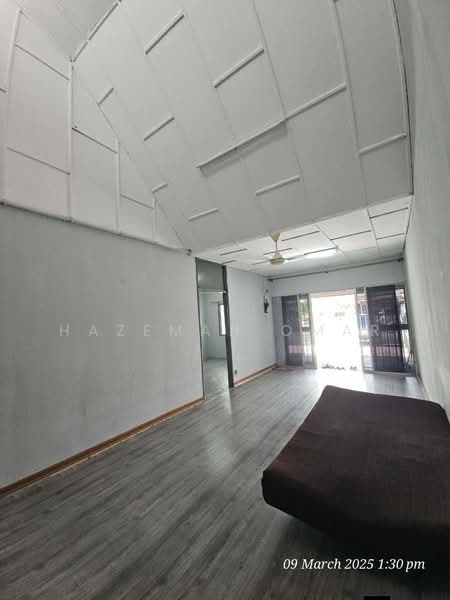 Rumah Teres 1 Tingkat untuk Dijual di Kelana Jaya (Petaling Jaya) - Hazeman Omar - Living Room - PropertyGuru.com.my