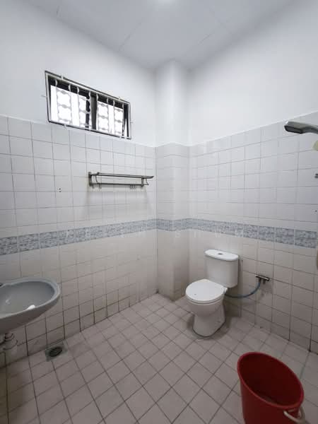 Rumah Teres 2 Tingkat untuk Dijual di Taman Bukit Mewah (Tampoi) - Keith Shum - Bathroom - PropertyGuru.com.my