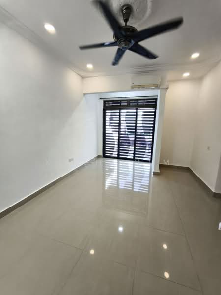 Rumah Teres 2 Tingkat untuk Dijual di Taman Bukit Mewah (Tampoi) - Keith Shum - Living Room - PropertyGuru.com.my