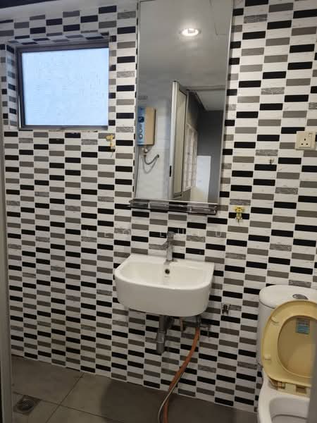 Kondominium untuk Dijual di De Tropicana - Leo Lulu - Bathroom - PropertyGuru.com.my