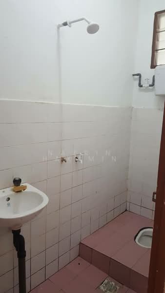 1-storey Terraced House for Sale in Bukit Sentosa (Rawang) - Nazrin Hakimin - Bathroom - PropertyGuru.com.my