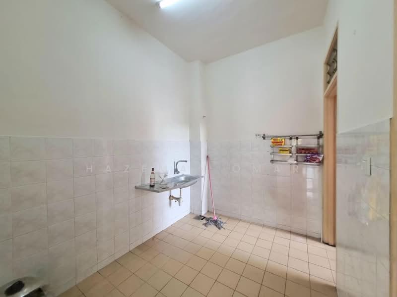 Cluster House for Sale in Bandar Tasik Puteri (Rawang) - Hazeman Omar - Kitchen - PropertyGuru.com.my