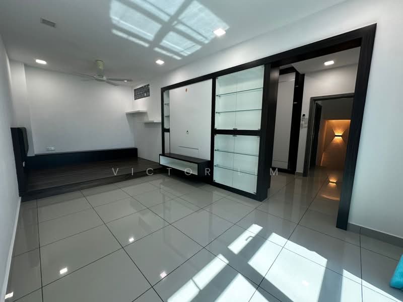 Rumah Kluster untuk Dijual di Taman Mutiara Mas (Skudai) - Victor Lim - Living Room - PropertyGuru.com.my