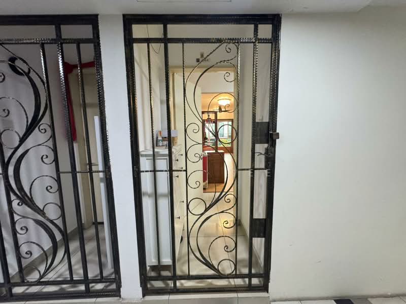 Kondominium untuk Dijual di First Residence (Residensi Unggul) - Chris See - Entrance - PropertyGuru.com.my