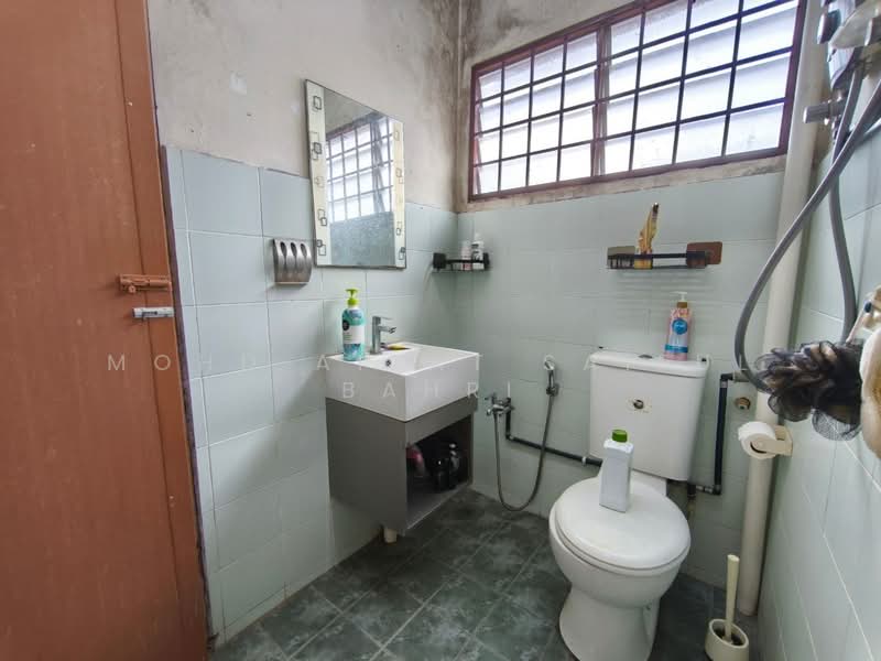 2-storey Terraced House for Sale in Taman Mok Sum (Seremban) - Mohd Aizat Saiful Bahri - Bathroom - PropertyGuru.com.my