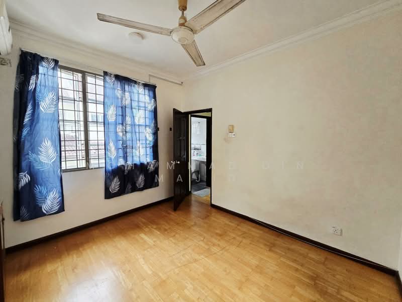 2-storey Terraced House for Sale in Putra Heights (Subang Jaya) - Mohammad Din Majid - Bedroom - PropertyGuru.com.my