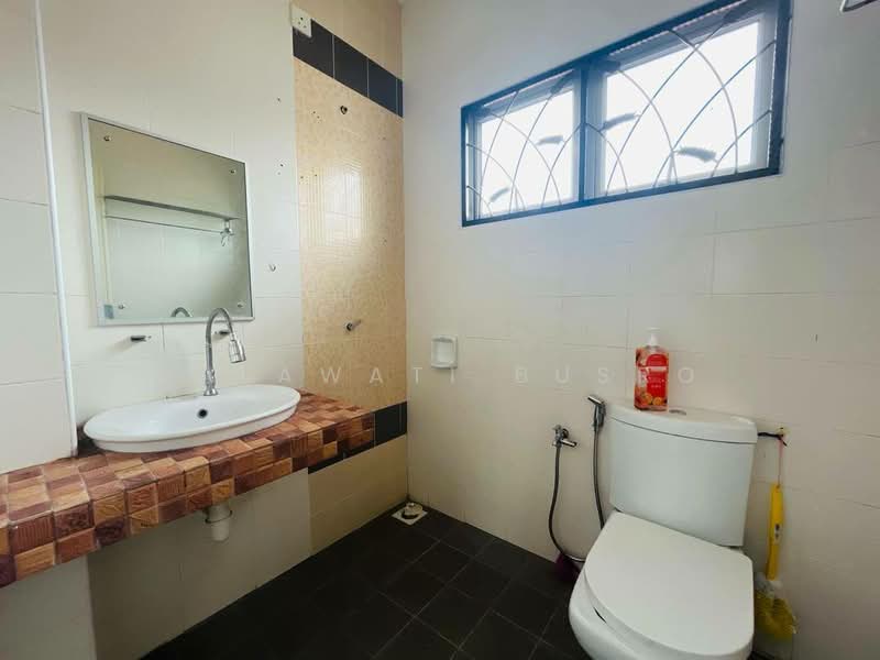 2-storey Terraced House for Rent in Seksyen 7 (Shah Alam) - Salawati Busro - Bathroom - PropertyGuru.com.my