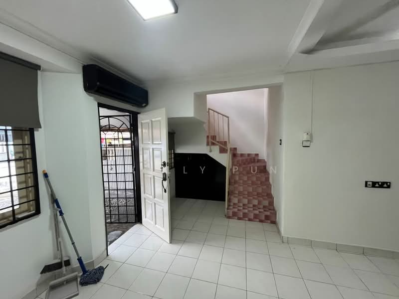 1.5-storey Terraced House for Rent in Puchong Perdana (Selangor) - Shally Pun - Entrance - PropertyGuru.com.my