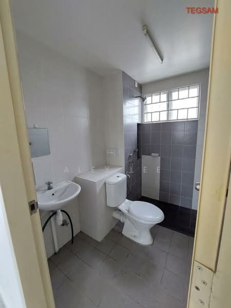 Pangsapuri untuk Dijual di Seri Intan Apartment - Alex Lee - Bathroom - PropertyGuru.com.my