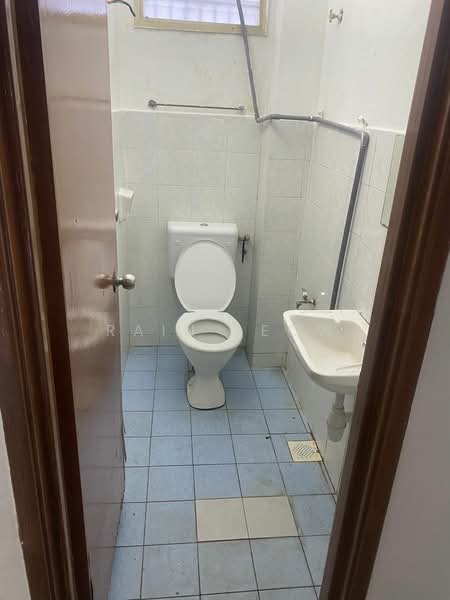 Rumah Teres 2 Tingkat untuk Disewa di Taman Lestari Putra (Seri Kembangan) - Rain Leow - Bathroom - PropertyGuru.com.my