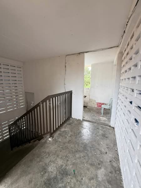 Rumah Flat untuk Dijual di Rumah Pangsa Kulai - Zack Chow - Corridor - PropertyGuru.com.my