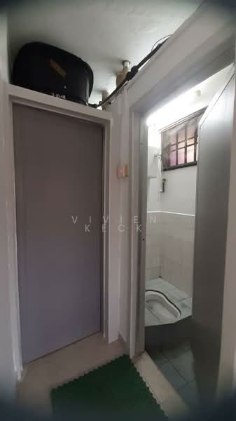 Rumah Flat untuk Dijual di Ketapang Flat - Vivien Keck - Bathroom - PropertyGuru.com.my