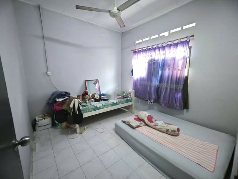 1-storey Terraced House for Sale in Taman Ungku Tun Aminah (Skudai) - Karl Lim - Bedroom - PropertyGuru.com.my