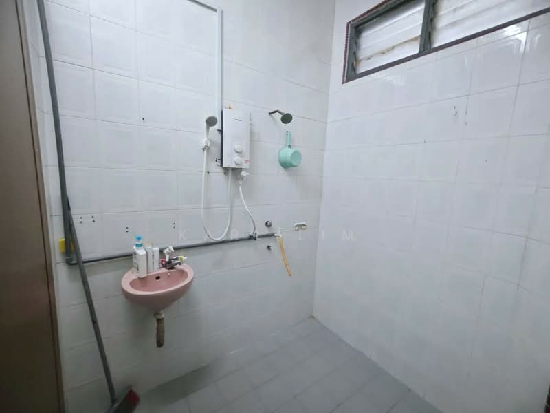 1-storey Terraced House for Sale in Taman Ungku Tun Aminah (Skudai) - Karl Lim - Bathroom - PropertyGuru.com.my