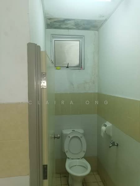 Kedai / Pejabat untuk Disewa di Taman Molek (Johor Bahru) - Claira Ong - Bathroom - PropertyGuru.com.my
