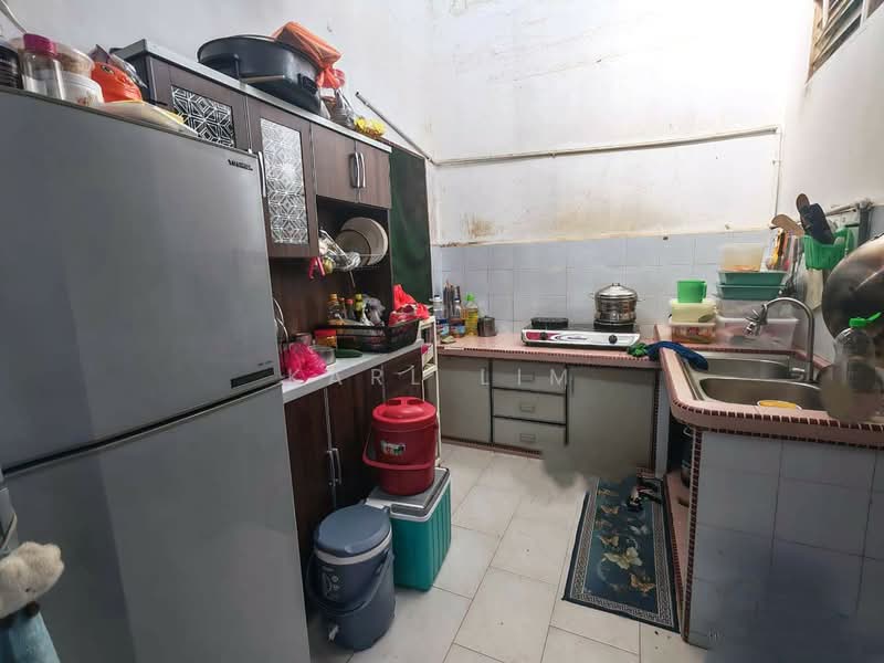 1-storey Terraced House for Sale in Taman Ungku Tun Aminah (Skudai) - Karl Lim - Kitchen - PropertyGuru.com.my