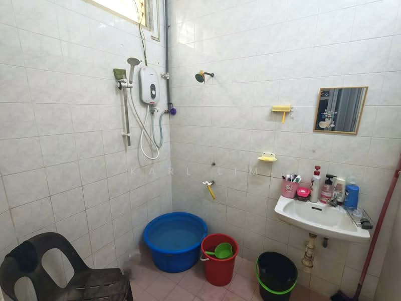 1-storey Terraced House for Sale in Taman Ungku Tun Aminah (Skudai) - Karl Lim - Bathroom - PropertyGuru.com.my